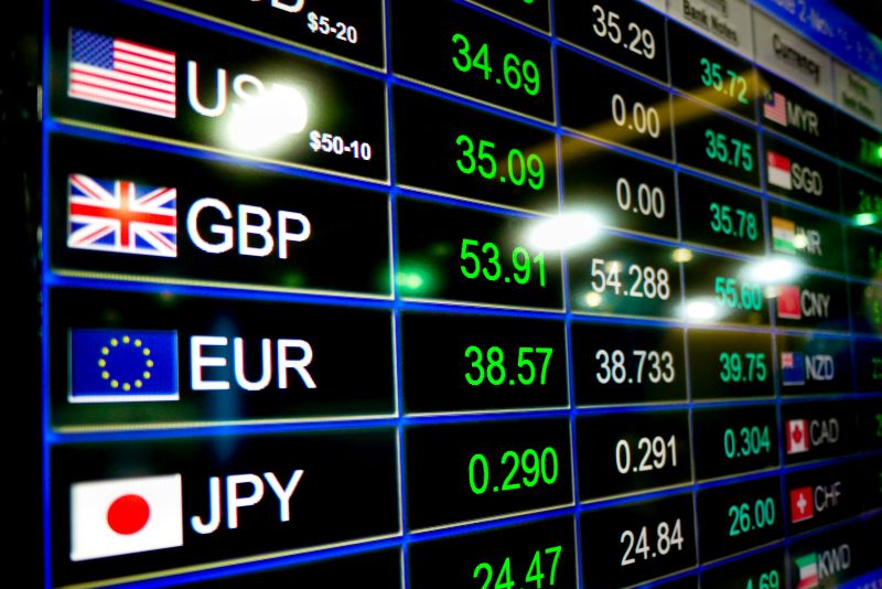 ¿Cuál es el ingreso acumulable en la compra y venta de divisas?