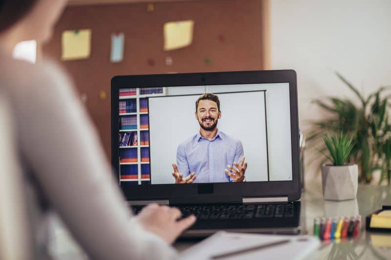 Postura correcta para trabajar en laptop sin repercusiones